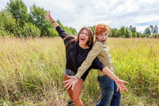 casal apaixonado se divertindo juntos ao ar livre jovem feliz dançando abraçando a namorada