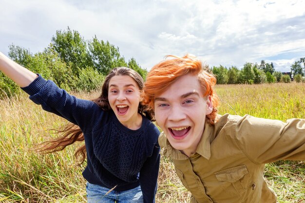 casal apaixonado se divertindo juntos na natureza ao ar livre jovem dançando abraçando a namorada