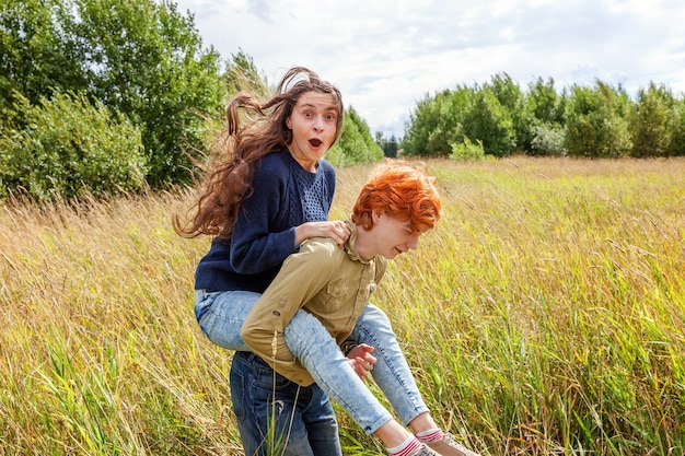 Casal apaixonado se divertindo na natureza ao ar livre