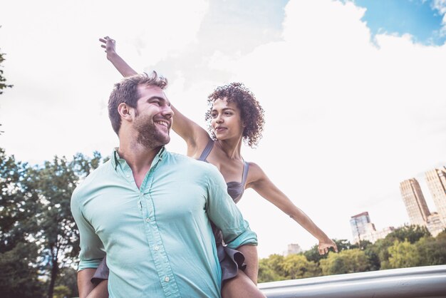 Foto casal apaixonado se divertindo