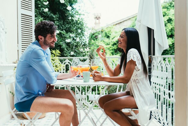 Casal apaixonado tomando café da manhã