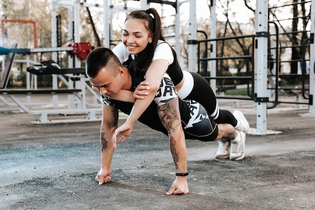 Casal apaixonado treinando juntos