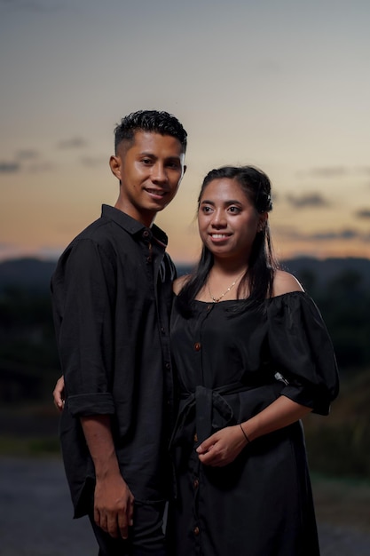 casal apaixonado viagens ao ar livre pré-casamento Fotografia estrobista pré-casamento