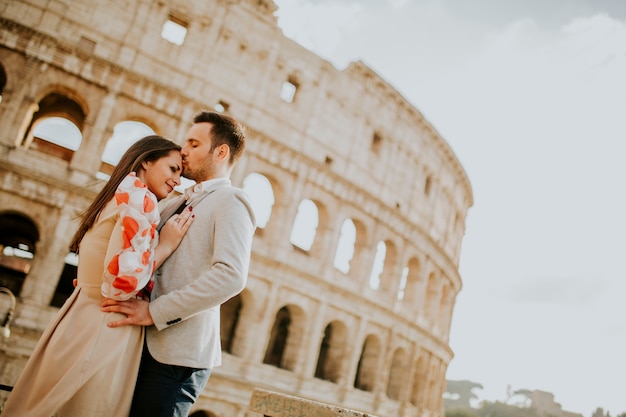 Casal apaixonado, visitando os famosos pontos turísticos italianos coliseu, em roma, itália