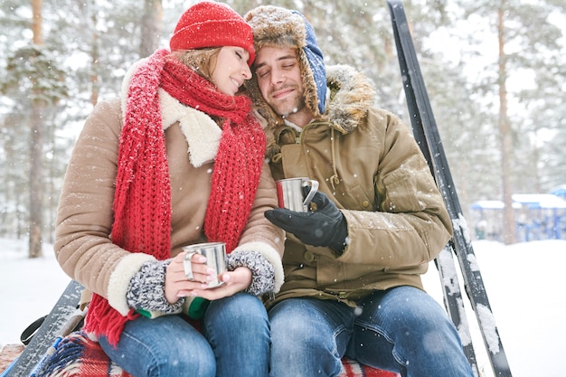 Casal aproveitando o chá no inverno