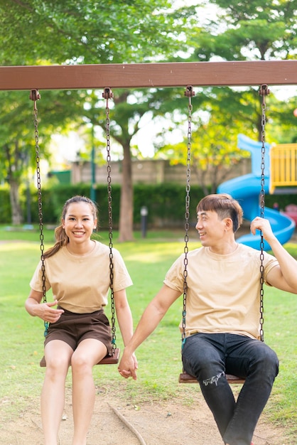 Casal asiático adora brincar no balanço