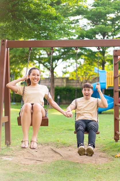 Casal asiático adora brincar no balanço