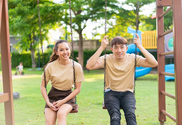 Casal asiático adora brincar no balanço