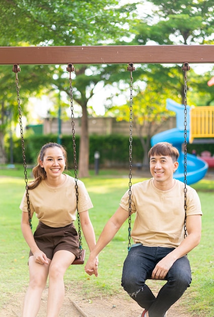 Casal asiático adora brincar no balanço