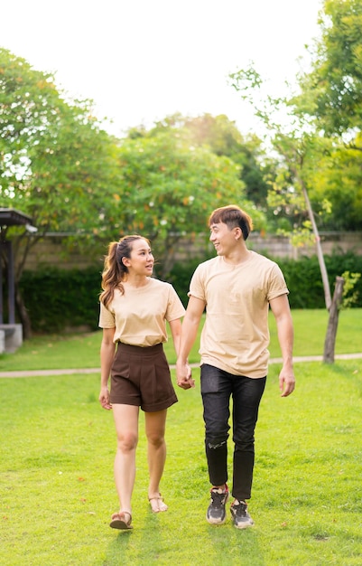 Casal asiático adora namorar no parque