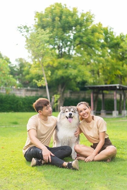 Casal asiático ama com cachorro