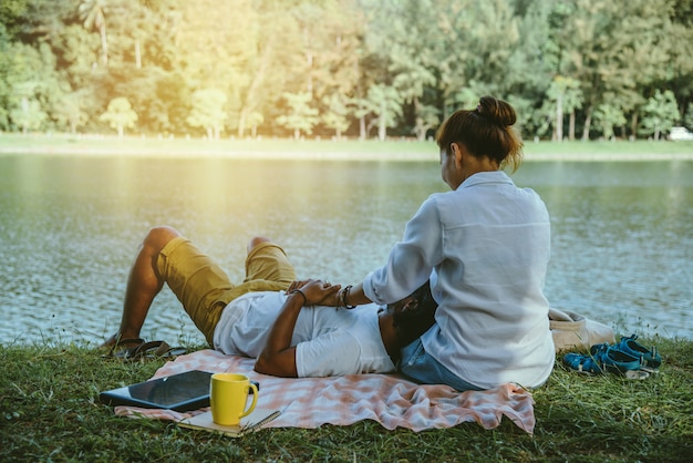 Casal asiático ao lado do rio