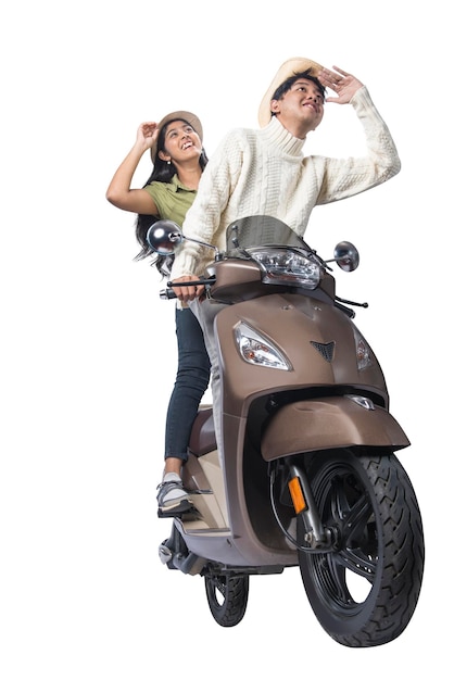 Casal asiático com um chapéu sentado em uma scooter