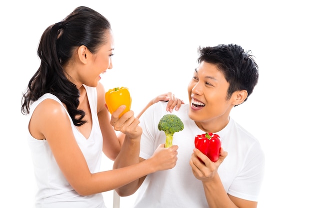 Casal asiático comendo e vivendo de forma saudável