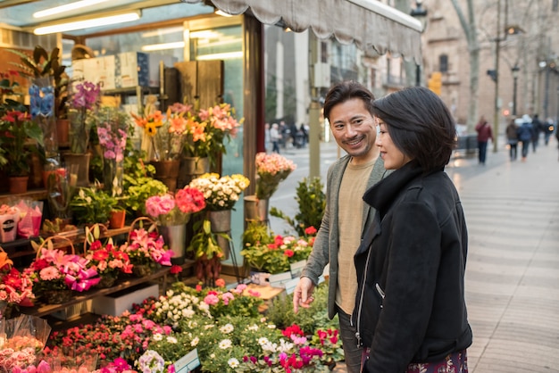 Casal asiático compras flores em barcelona