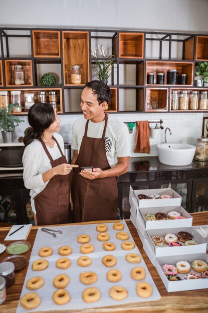 Casal asiático confiante na cozinha