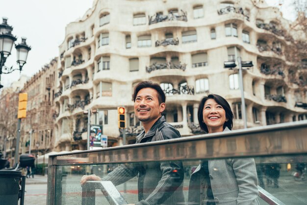 Casal asiático de férias em Barcelona