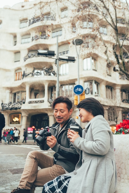 Casal asiático de férias em Barcelona