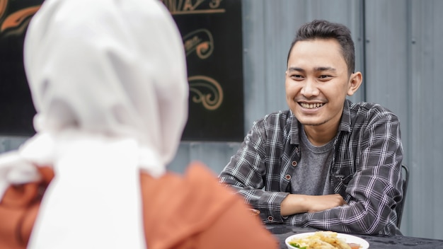 Casal asiático feliz namoro se encontra em um café