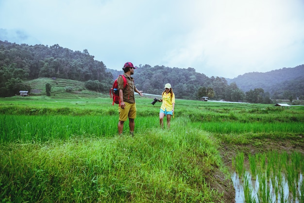 Casal asiático na natureza