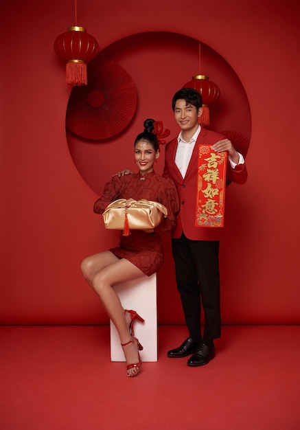 casal asiático segurando caixa de presentes e festa de primavera par de bênção para o ano novo chinês