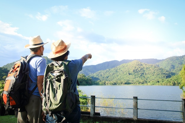 Casal asiático sênior Trekking, viajando, vivendo uma vida feliz na aposentadoria
