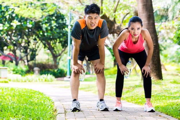 Casal asiático tirar uma folga da corrida