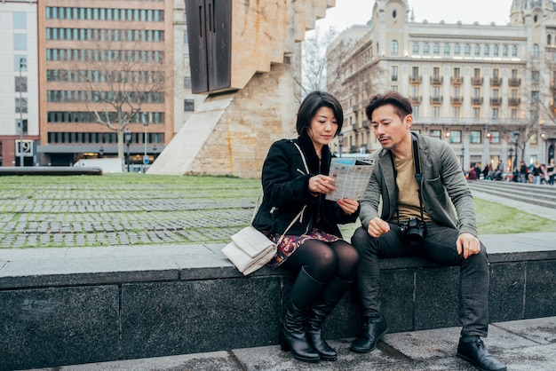 Casal asiático turista olhando para o tablet