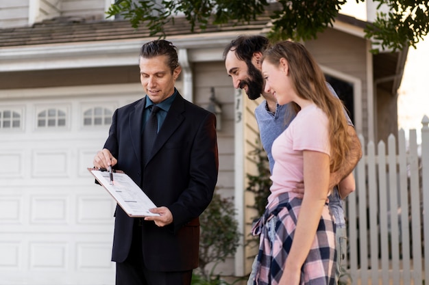 Foto casal assinando papéis para casa nova