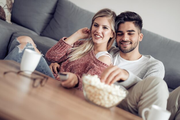 casal assistindo filme