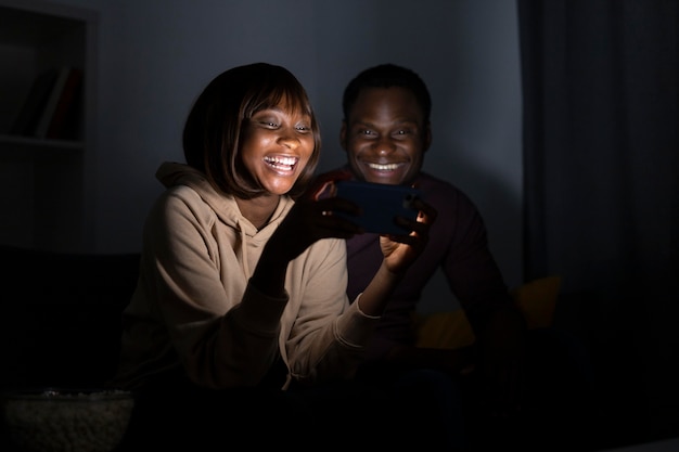 Foto casal assistindo serviço de streaming juntos em casa