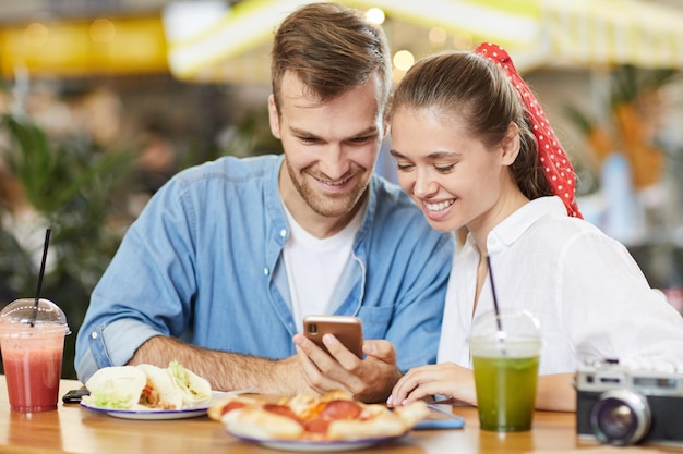 Casal assistindo vídeo nas mídias sociais