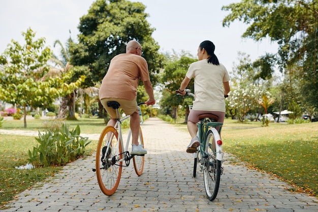 Casal ativo a andar de bicicleta