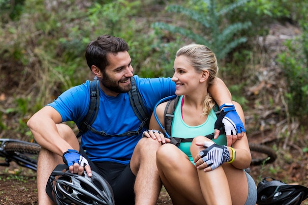 Casal Atlético relaxante na floresta