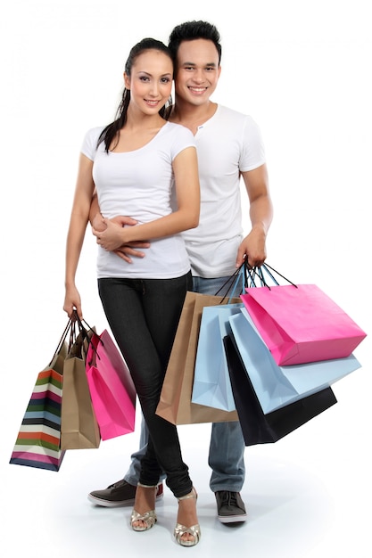 Casal atraente com sacola de compras