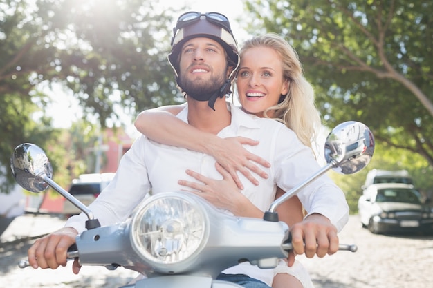 Casal atraente com sua scooter