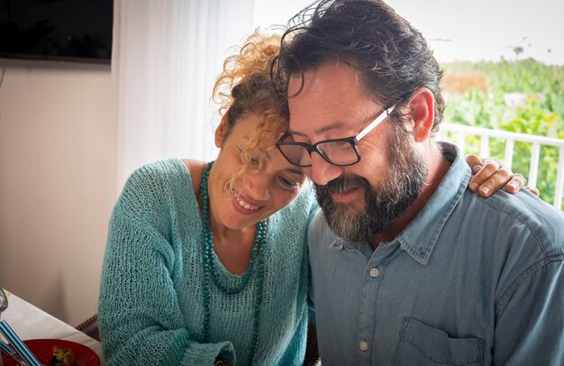 Casal atraente de homem com barba e mulher de cabelo loiro e encaracolado adora emoção