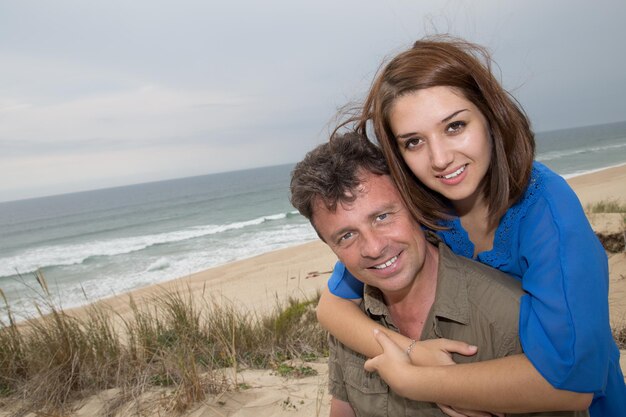 Casal atraente e apaixonado abraçando na praia