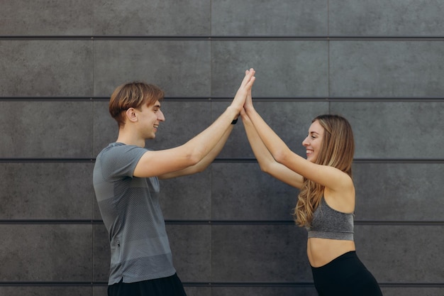 Casal atraente olhando feliz após sessão de treino bem sucedida