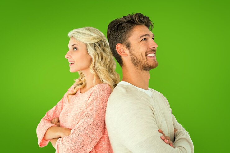 Foto casal atraente sorrindo com os braços cruzados contra a vinheta verde