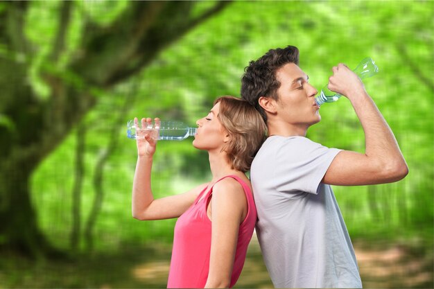 Casal bebendo água após o treino