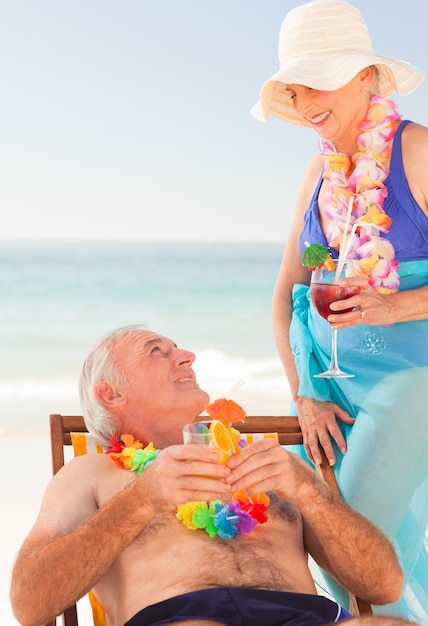 Casal bebendo cocktails na praia