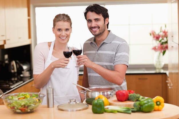 Casal bebendo um copo de vinho tinto