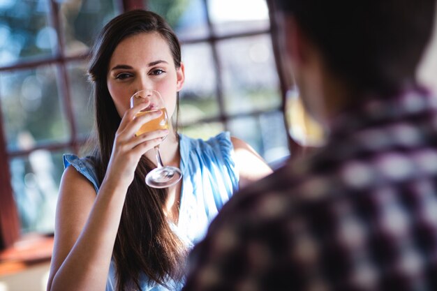 Casal bebendo vinho branco no restaurante