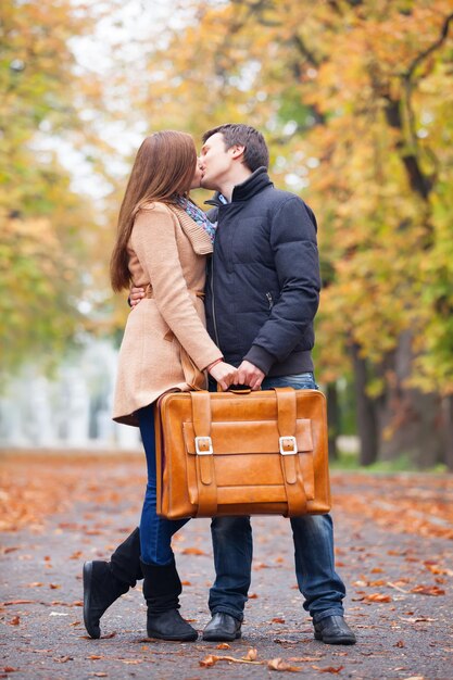 Casal beijando ao ar livre no parque