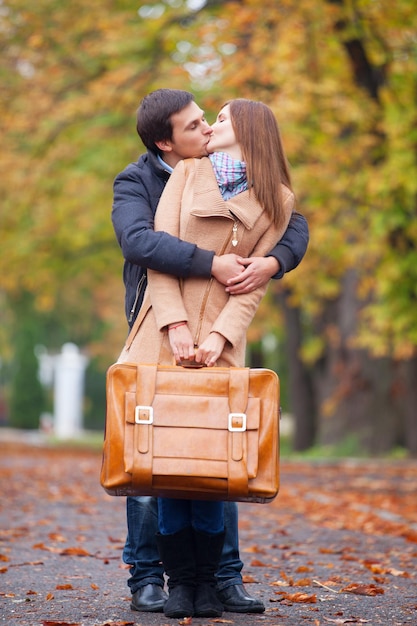 Casal beijando ao ar livre no parque