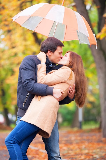 Casal beijando ao ar livre no parque