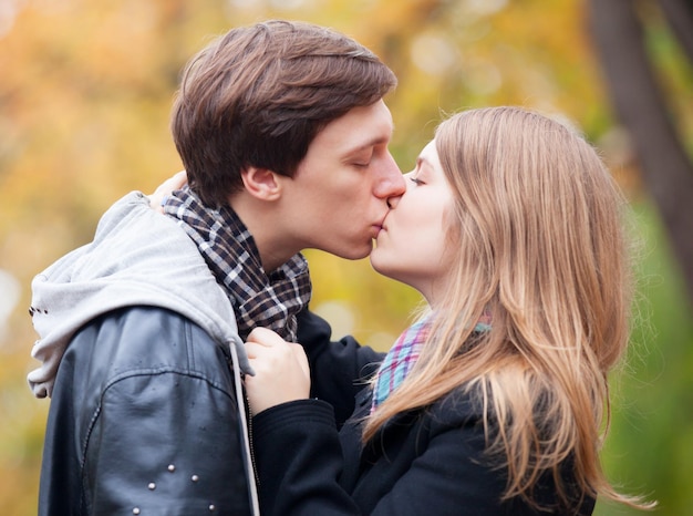 Casal beijando ao ar livre no parque