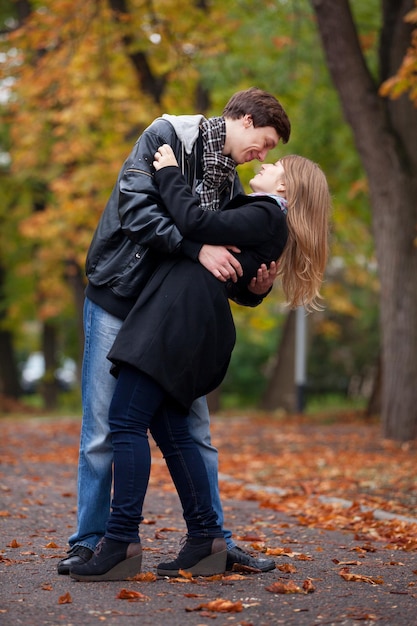 Casal beijando ao ar livre no parque