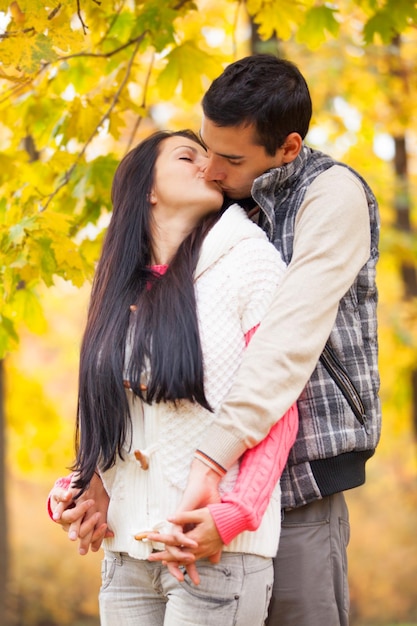 Casal beijando ao ar livre no parque